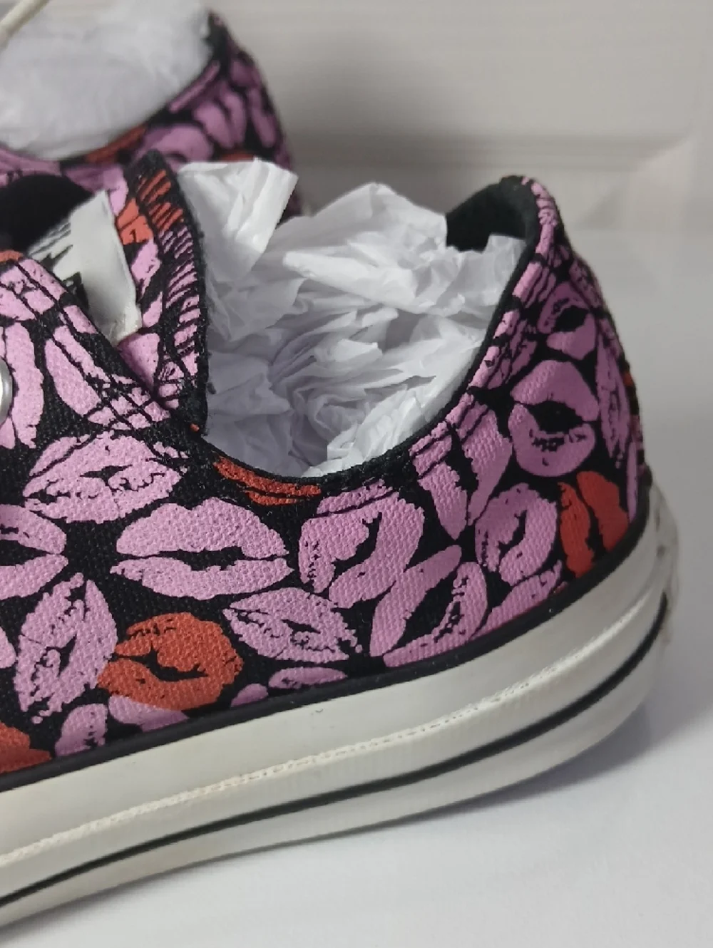 Converse Chuck Taylor All Star Low Top Pink & Red Lip Print Sneakers - Picture 5 of 16